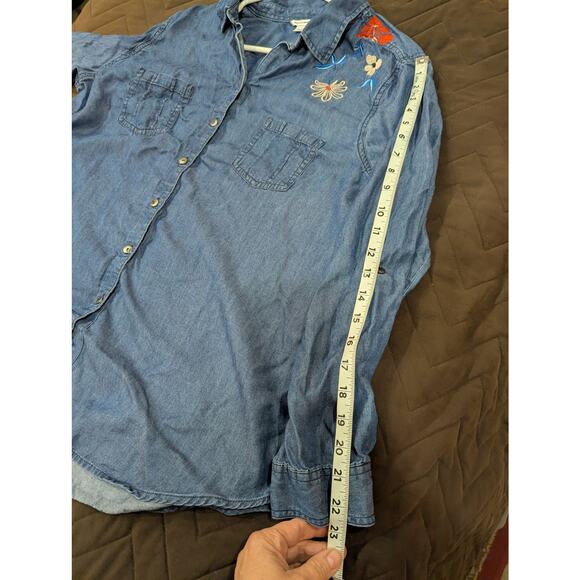 Chambray blouse w/metallic buttons, roll tab sleeves & floral embroidery Large - Picture 8 of 9